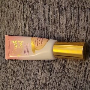 Two Faced Peach Perfect Comfort Matte Foundation-- shade Snow